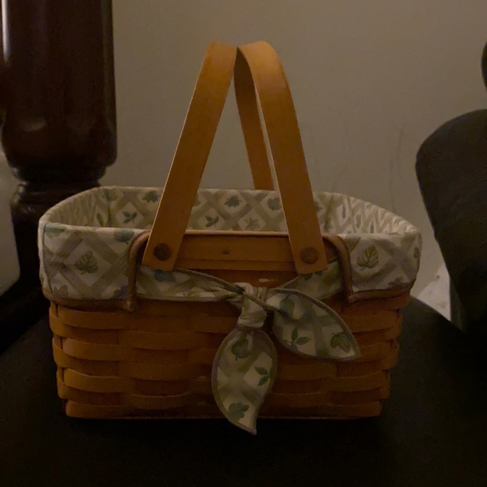 Longaberger Cake Basket With Green Leaf Detail